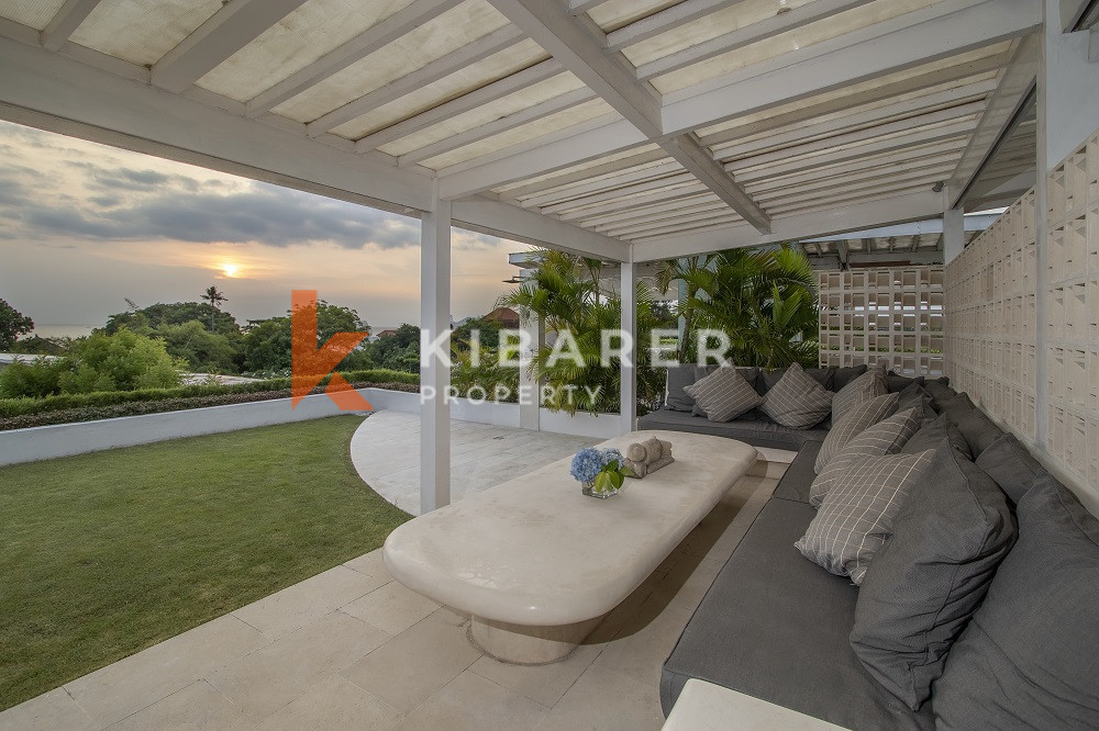 Five-Bedroom Private Guest Villa with Sea View in Batu Belig — image 13