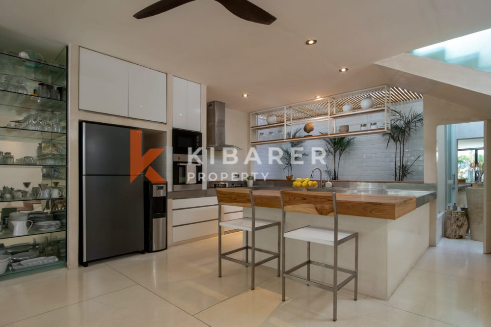 Five-Bedroom Private Guest Villa with Sea View in Batu Belig — image 8