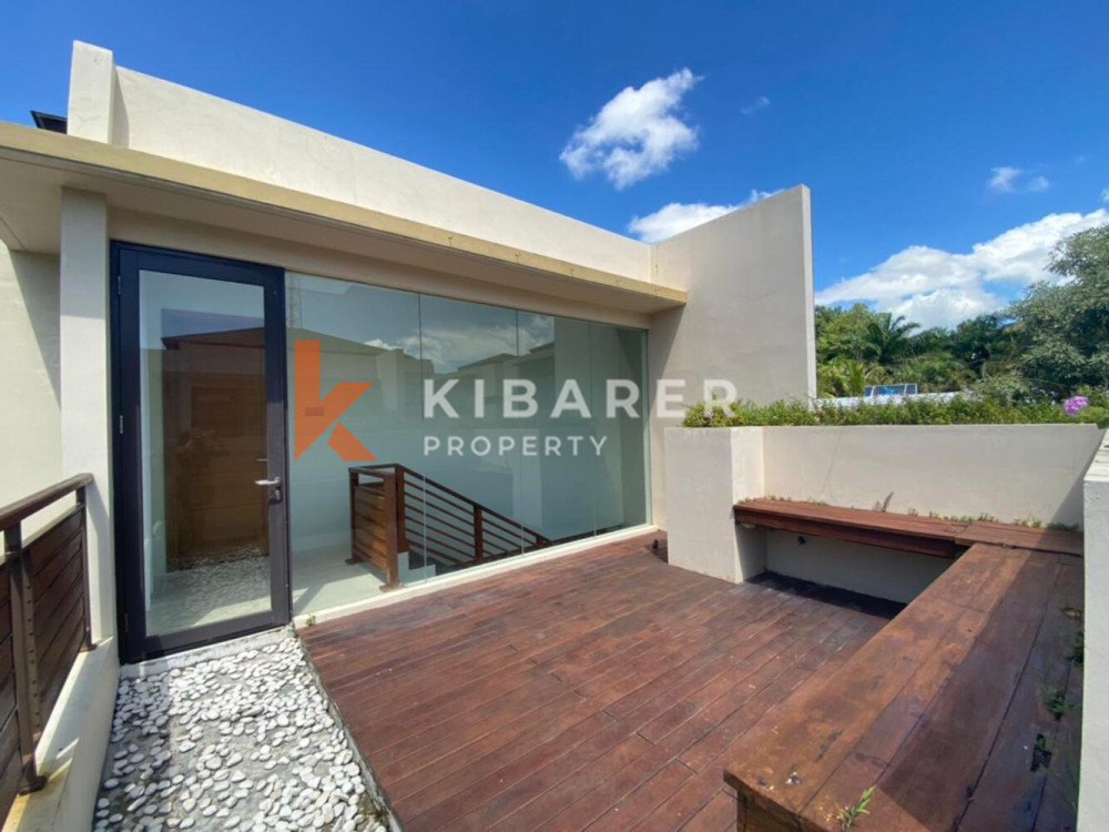 Beautiful Three Bedroom Complex Villa With Enclosed Living in Nusa Dua — image 4