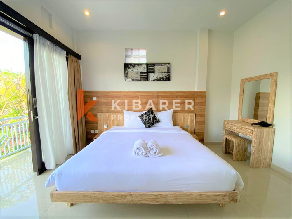 Villa Bali Tiga Kamar Tidur Ruang Tamu Terbuka Terletak di Kerobokan — image 12