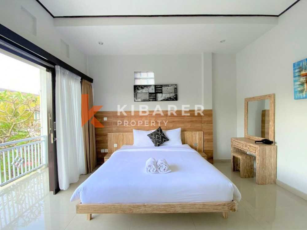 Villa Bali Tiga Kamar Tidur Ruang Tamu Terbuka Terletak di Kerobokan — image 16