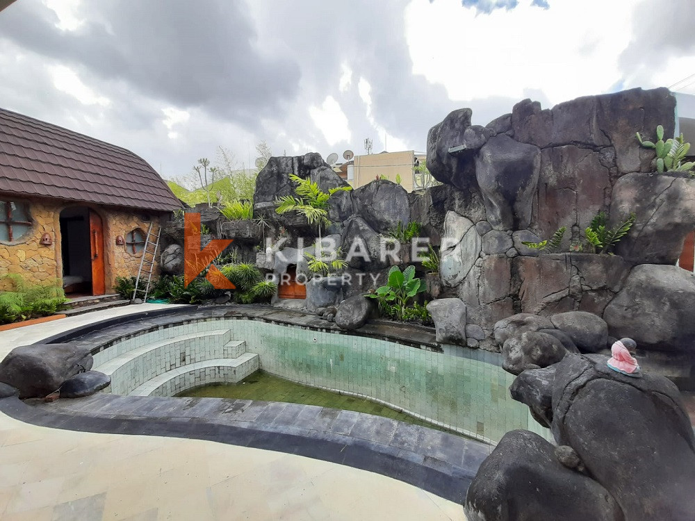 Unique Three-Bedroom Villa with Natural Stone Design and Forest in Umalas — image 2