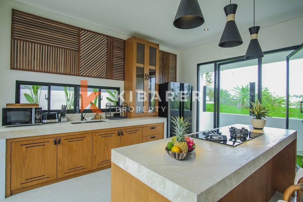 Stunning Private Villa with Three Bedrooms, Walking Distance to Cemagi Beach — image 2
