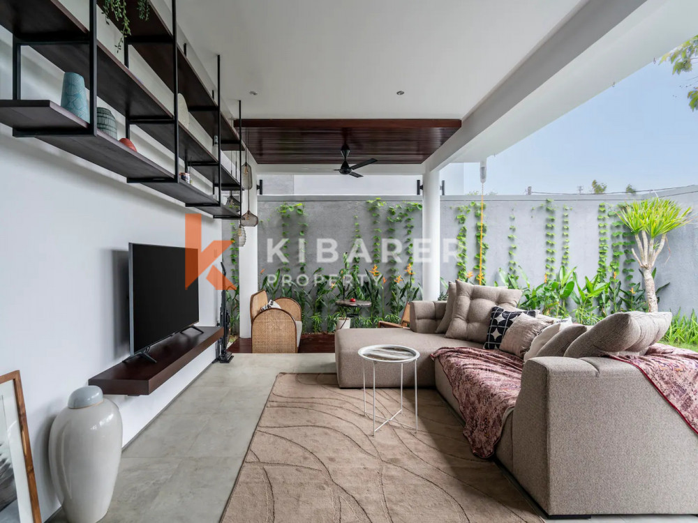Modern Three-Bedroom Villa with Open Living Room Located in Ungasan — image 5
