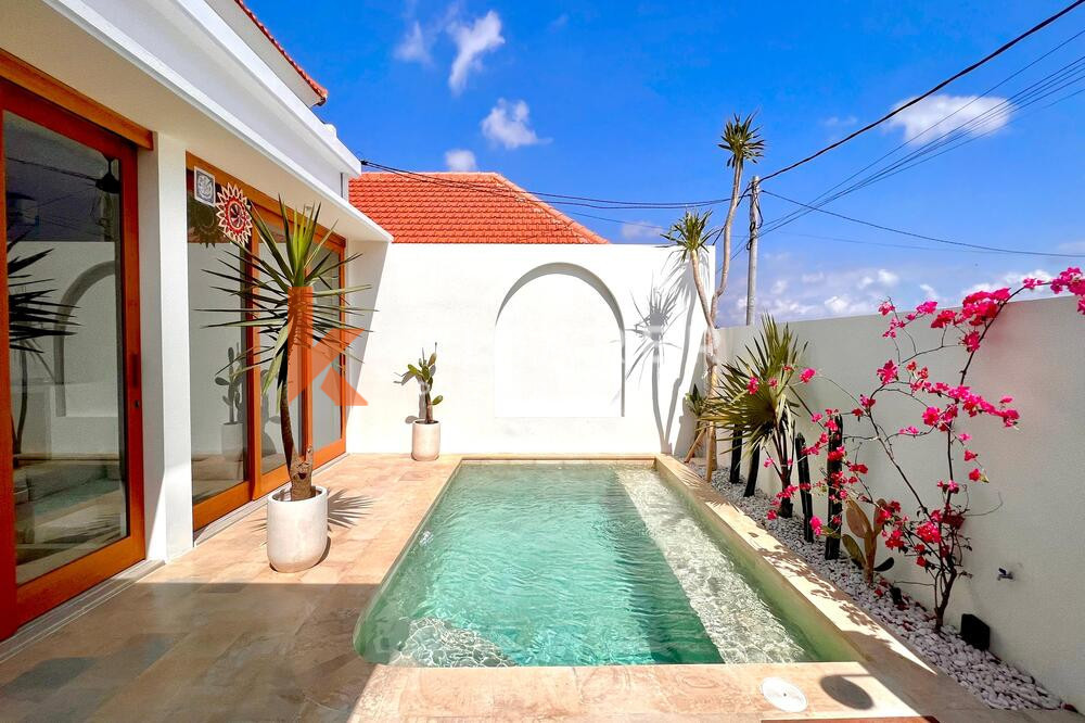 Mediterranean Style Villa with Three Bedrooms and Closed Living Room in Pererenan — image 2