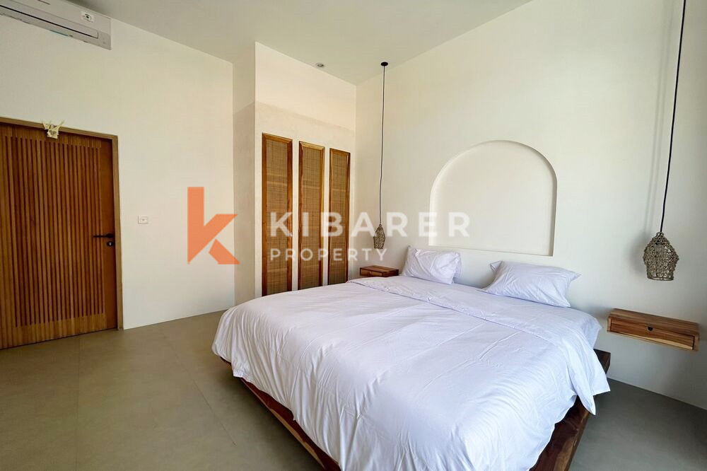 Wonderful Three Bedroom Enclosed Livingroom Mediterranean Villa in Pererenan — image 9