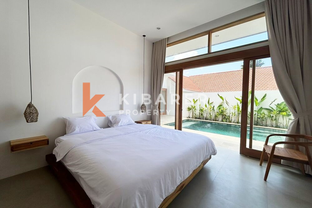Wonderful Three Bedroom Enclosed Livingroom Mediterranean Villa in Pererenan — image 11