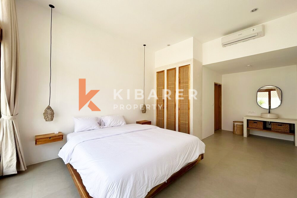 Wonderful Three Bedroom Enclosed Livingroom Mediterranean Villa in Pererenan — image 17