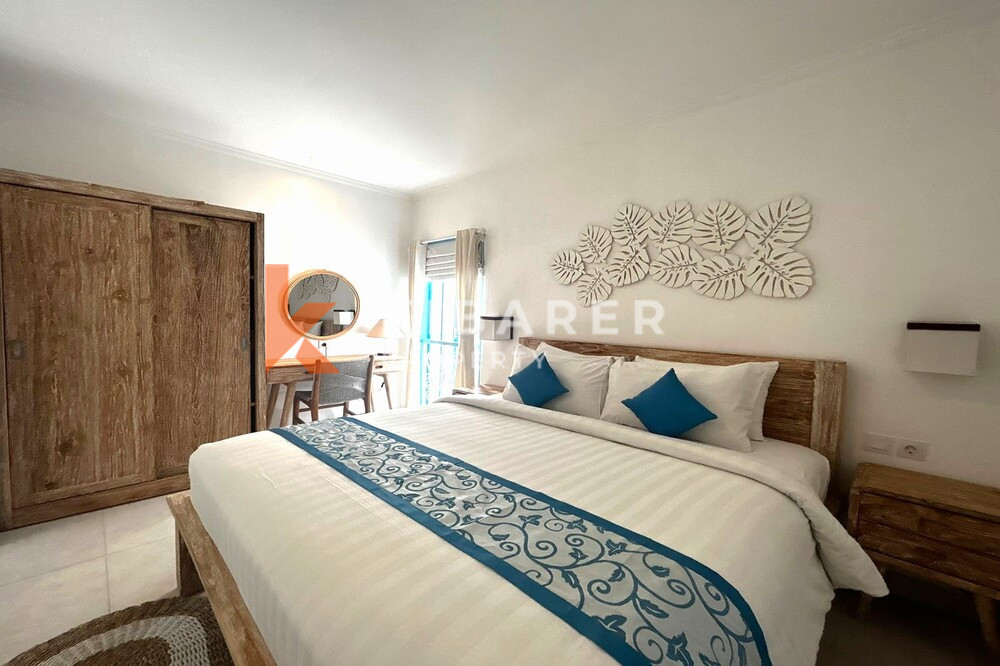 Cozy One Bedroom Enclosed Living Room Santorini Villa Situated in Padonan — image 7