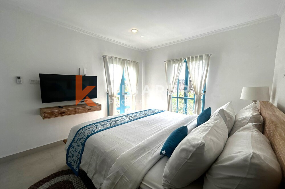 Wonderful Three Bedroom Enclosed Living Room Santorini Villa Set in Padonan — image 10