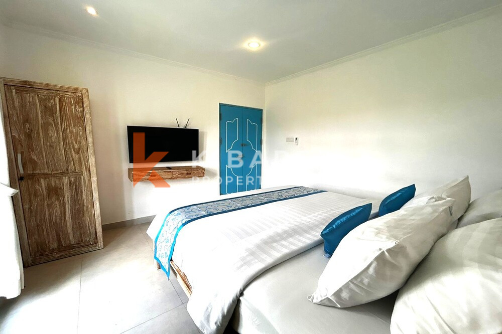 Charming Three-Bedroom Santorini Villa with Enclosed Living Room in Padonan — image 13