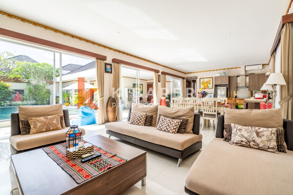 Beautiful Three-Bedroom Closed Living Room Villa in a Complex in Seminyak — image 6