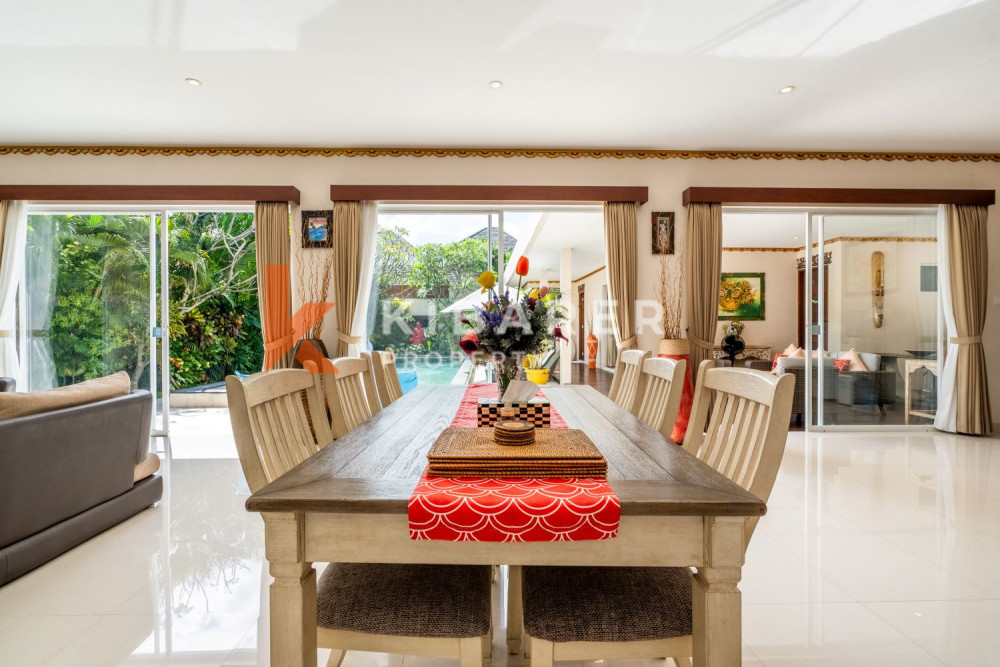 Beautiful Three-Bedroom Closed Living Room Villa in a Complex in Seminyak — image 9