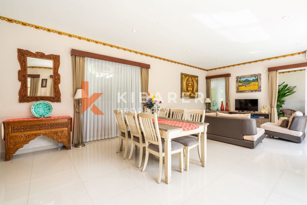 Beautiful Three-Bedroom Closed Living Room Villa in a Complex in Seminyak — image 10
