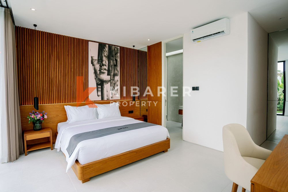 Luxury Three Bedroom Enclosed Living Room Villa Walk to Pererenan Beach — image 7