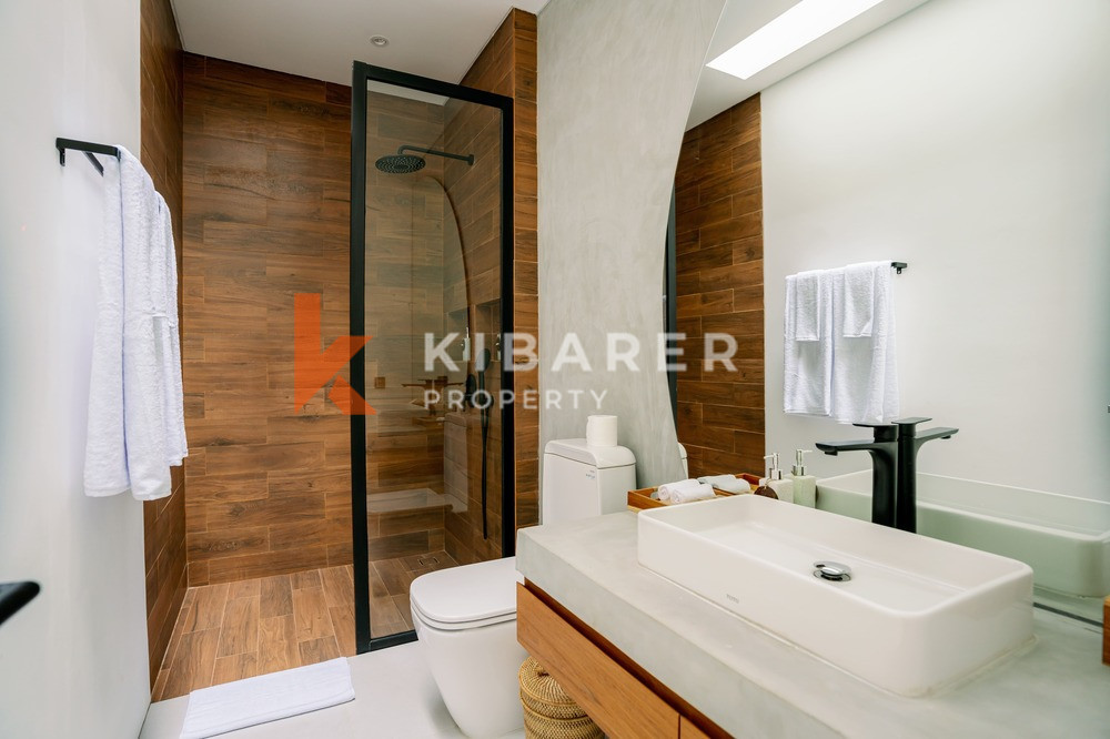 Luxury Three Bedroom Enclosed Living Room Villa Walk to Pererenan Beach — image 10