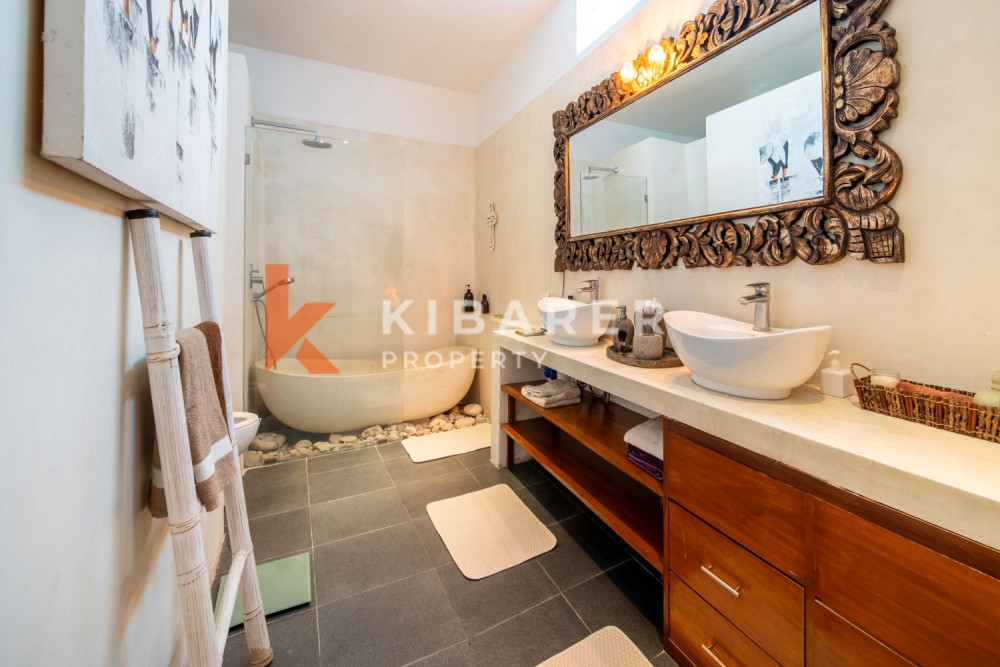 Beautiful Tropical Three-Bedroom Villa in Kerobokan — image 18