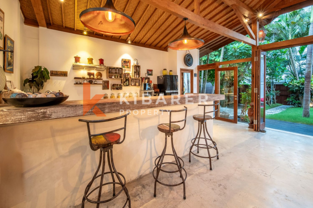 Beautiful Tropical Three-Bedroom Villa in Kerobokan — image 5