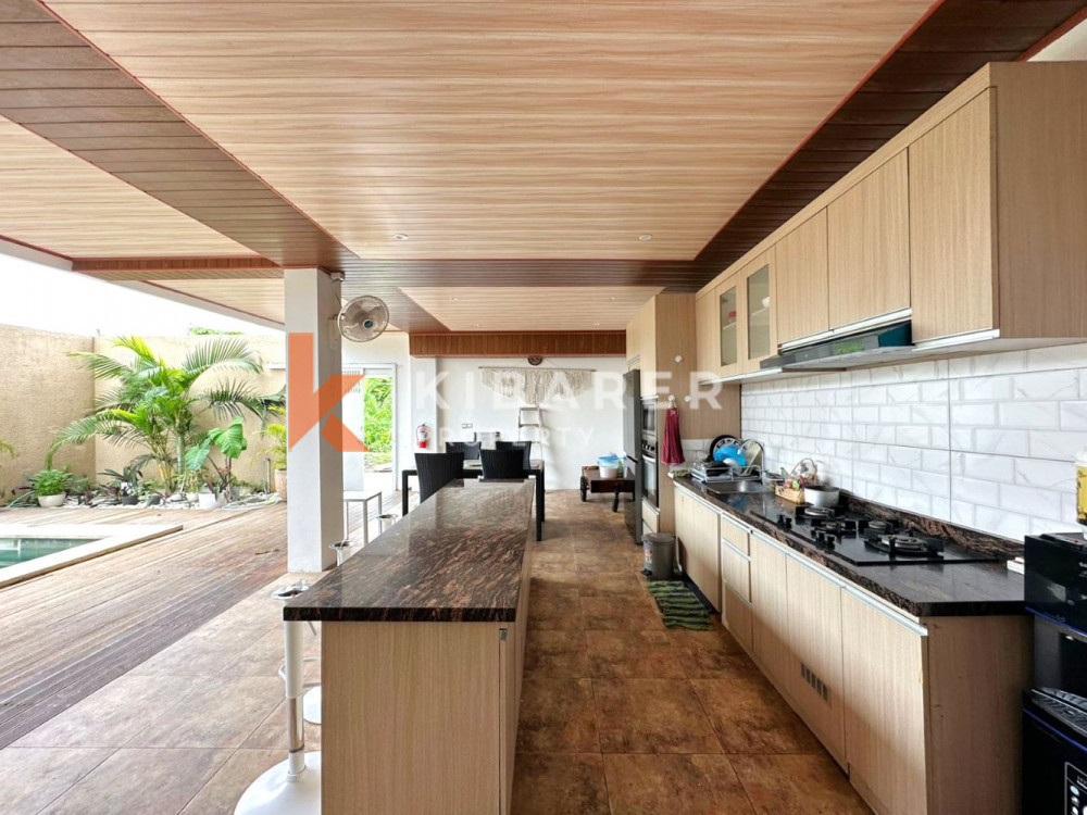 Wonderful Three Bedroom Enclosed Living Room Situated in Padonan — image 6