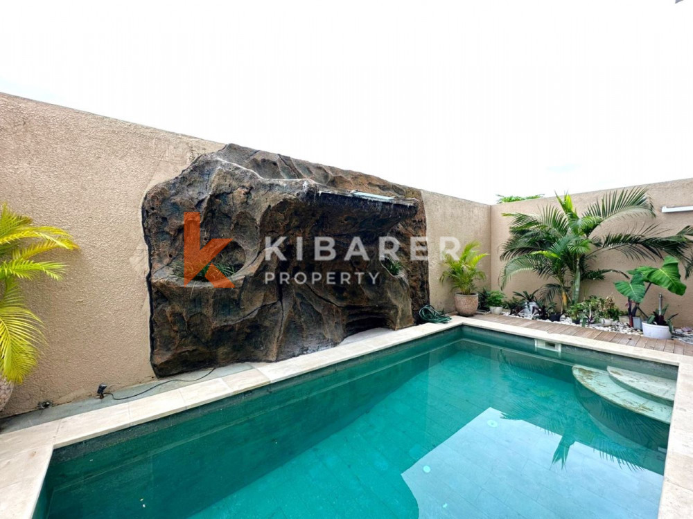 Wonderful Three Bedroom Enclosed Living Room Situated in Padonan — image 8