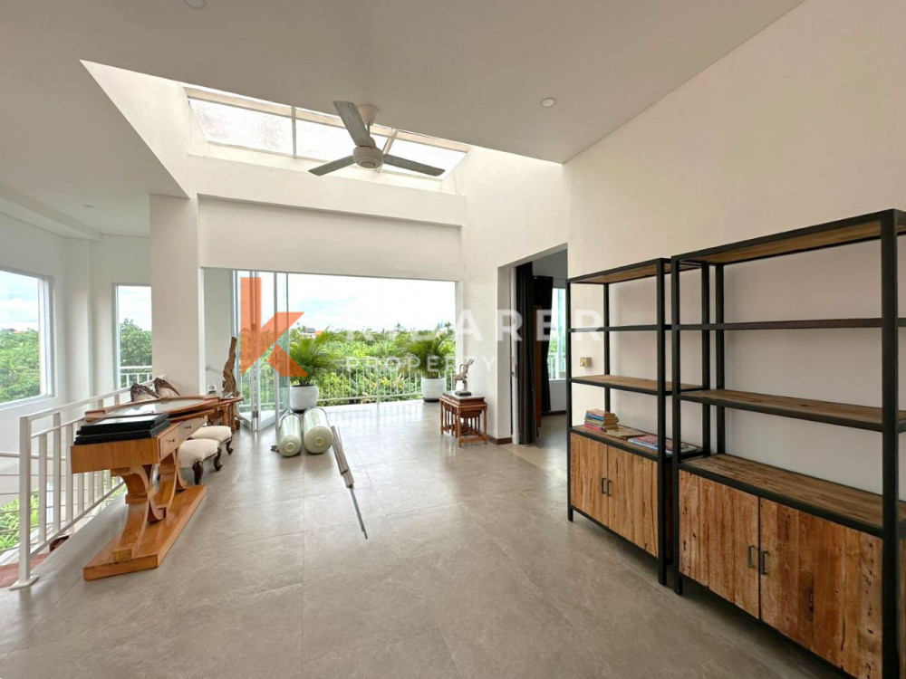 Wonderful Three Bedroom Enclosed Living Room Situated in Padonan — image 9