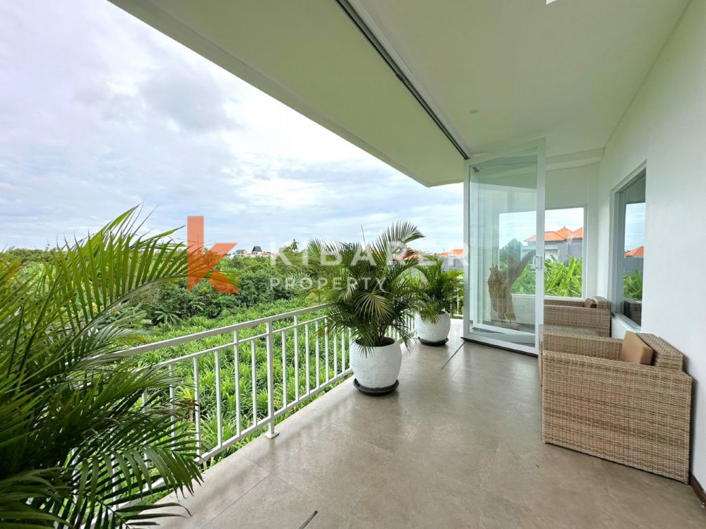 Wonderful Three Bedroom Enclosed Living Room Situated in Padonan — image 11