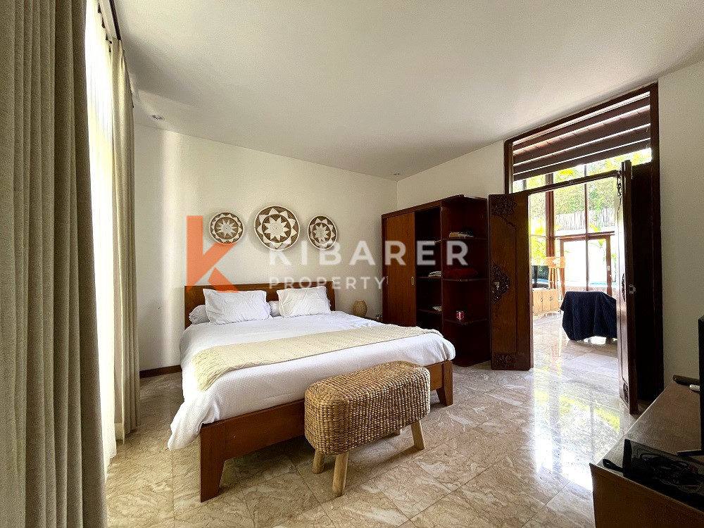 Classic Three Bedrooms Closed Living Wooden Villa In Perfect Location Of Berawa — image 16