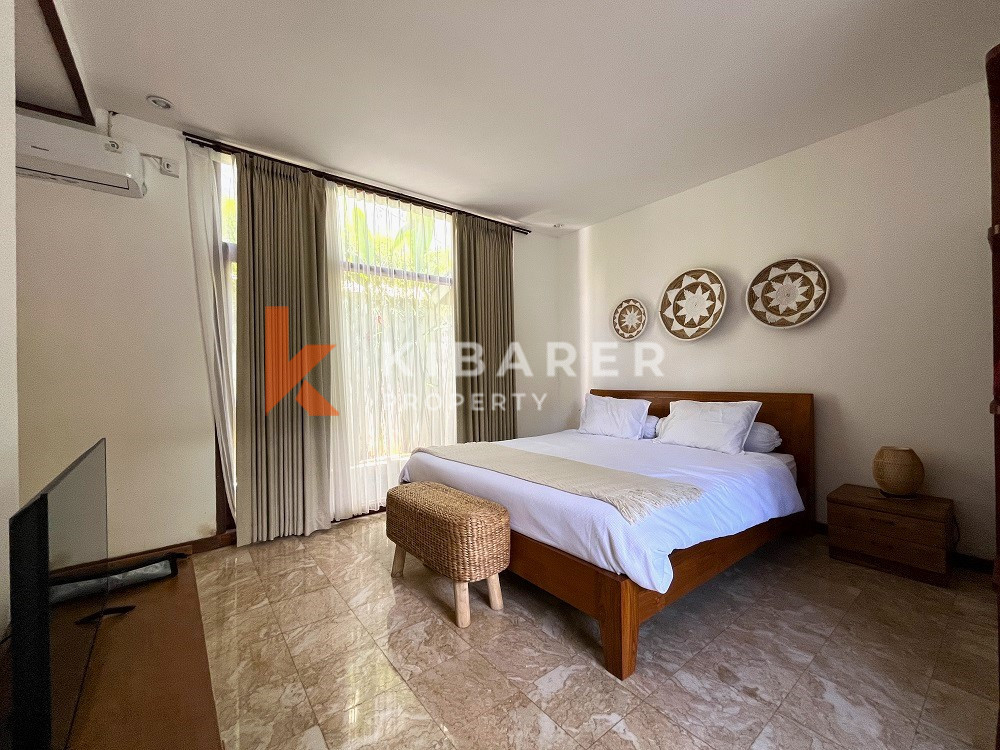 Classic Three Bedrooms Closed Living Wooden Villa In Perfect Location Of Berawa — image 3