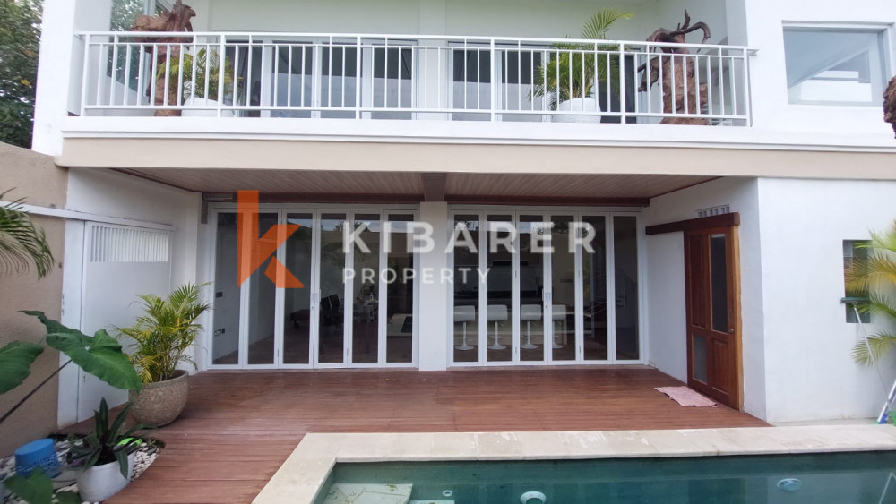 Wonderful Three Bedroom Enclosed Living Room Situated in Padonan — image 2
