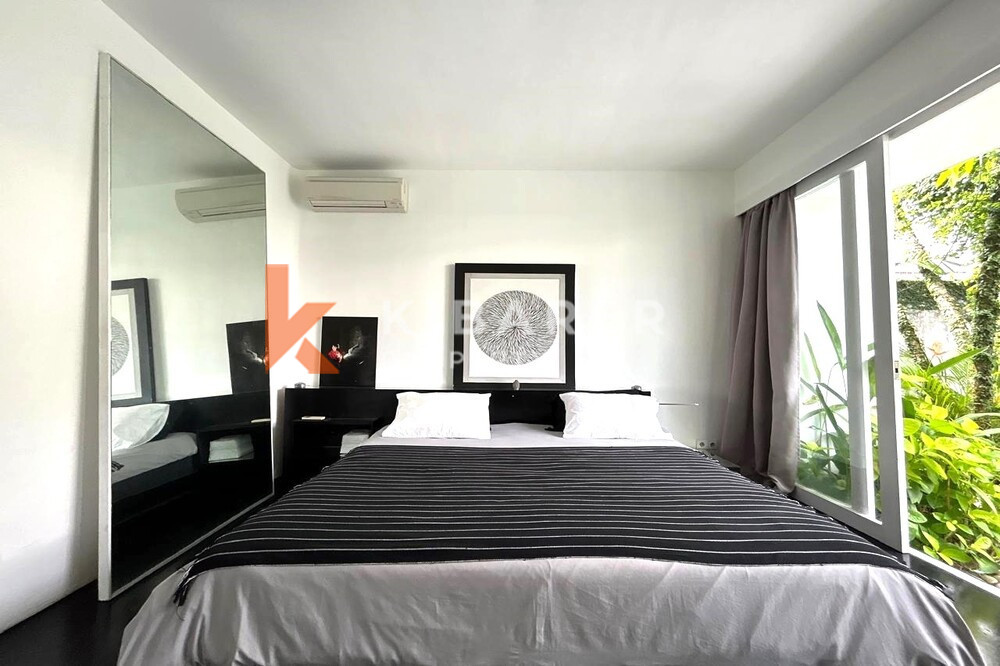 Two-Bedroom Aesthetic Villa with Enclosed Living Room in Central Seminyak — image 18
