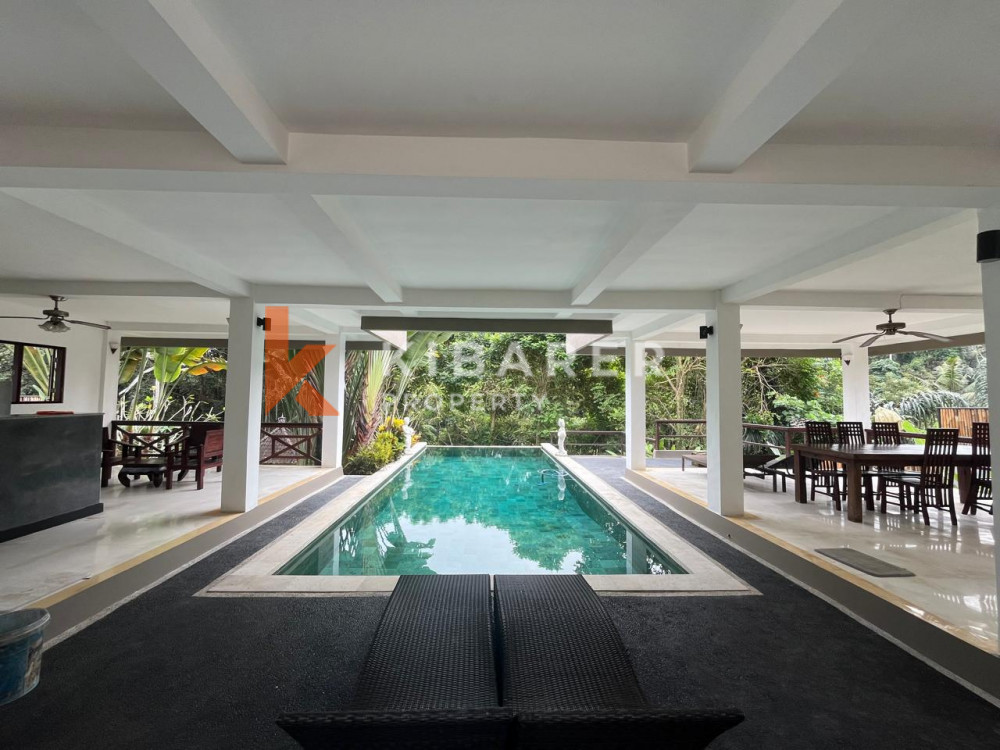 Open Living Room Villa with Four Bedrooms in the Forest Area of Mengwi — image 3