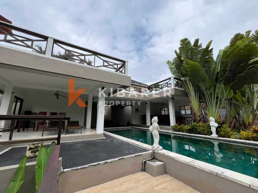 Open Living Room Villa with Four Bedrooms in the Forest Area of Mengwi — image 4
