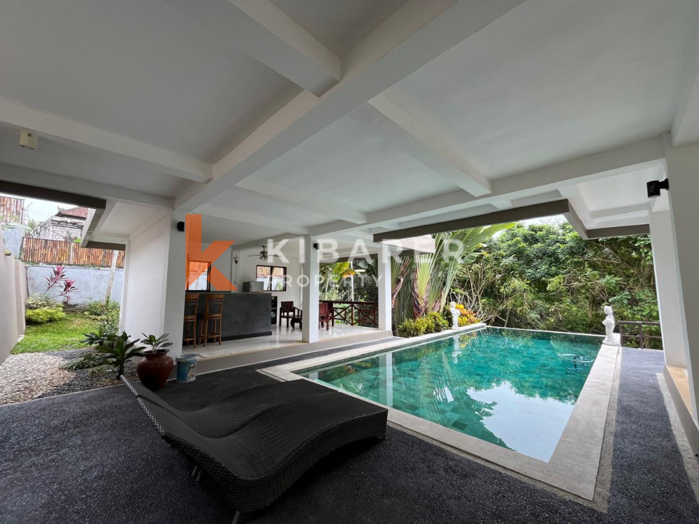 Open Living Room Villa with Four Bedrooms in the Forest Area of Mengwi — image 2