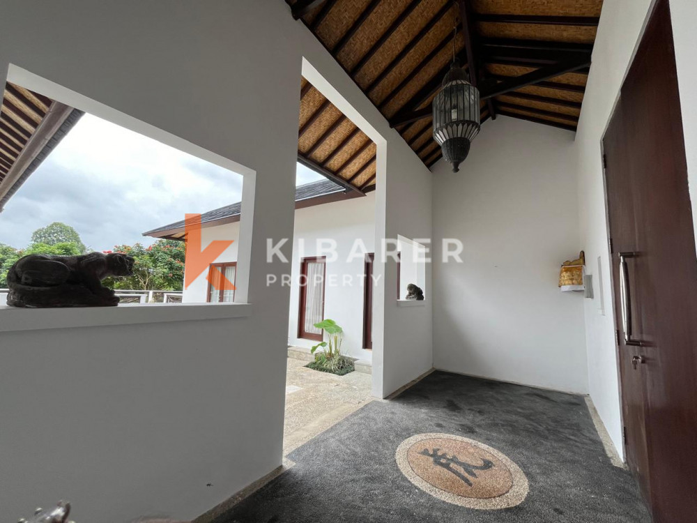 Open Living Room Villa with Four Bedrooms in the Forest Area of Mengwi — image 7