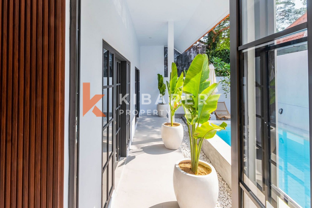 Charming Modern-Style Three-Bedrooms Enclosed Livingroom Villa Walking Distance to the Echo Beach — image 2