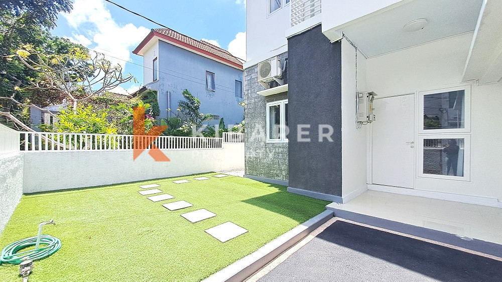 Spacious Elegant Five-Bedrooms House Enclosed Living Room Located in Elite Area Nusa Dua — image 4