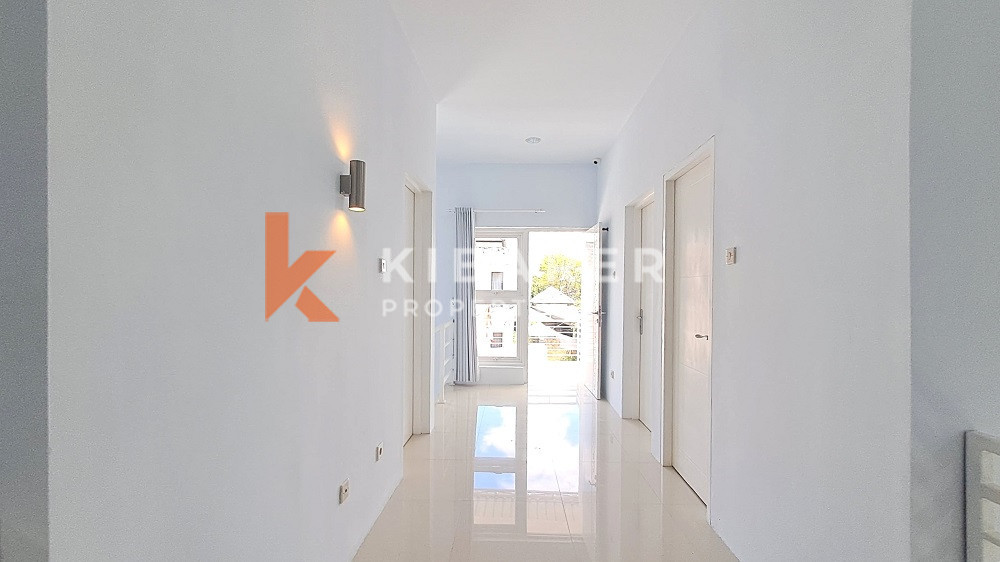 Spacious Elegant Five-Bedrooms House Enclosed Living Room Located in Elite Area Nusa Dua — image 15