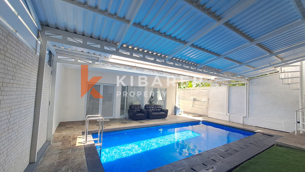 Spacious Elegant Five-Bedrooms House Enclosed Living Room Located in Elite Area Nusa Dua — image 3