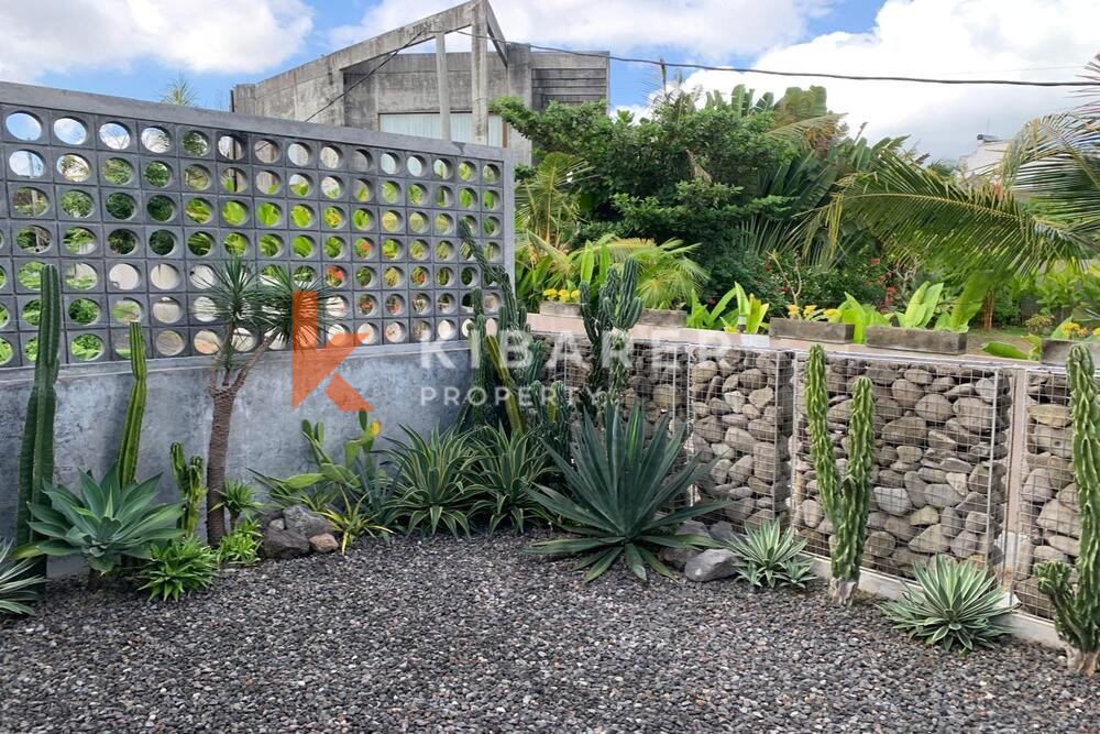 Charming Three-Bedroom Industrial Open Living Room Villa in Canggu — image 4