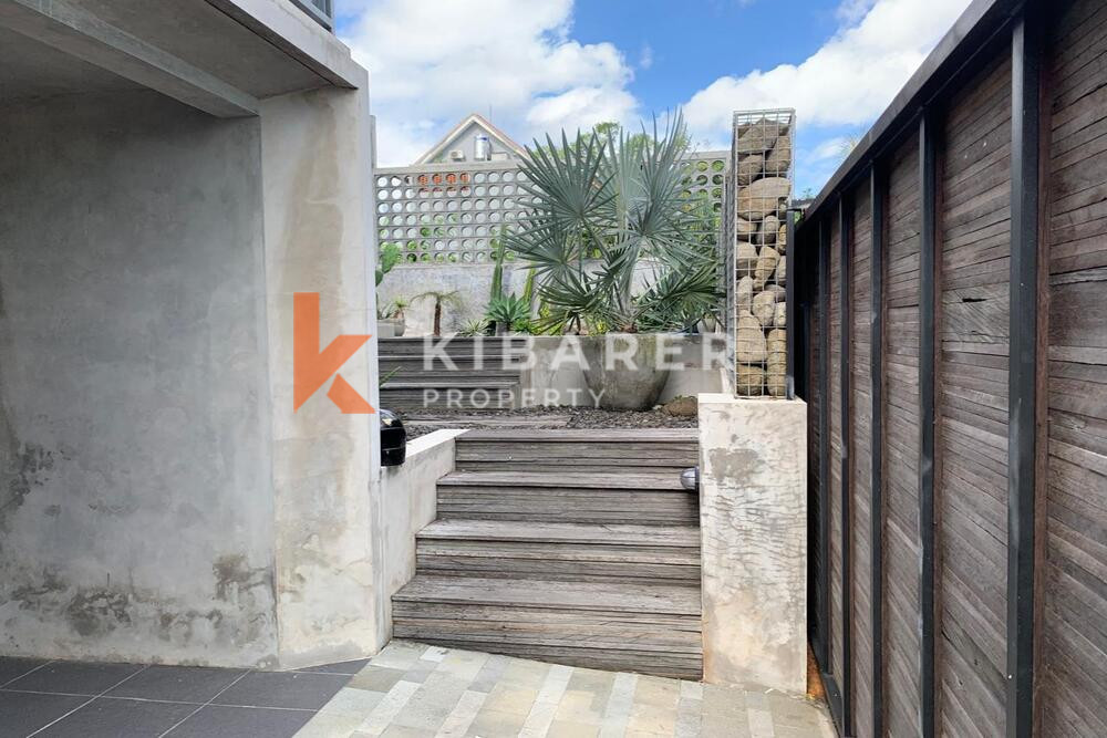 Charming Three-Bedroom Industrial Open Living Room Villa in Canggu — image 9