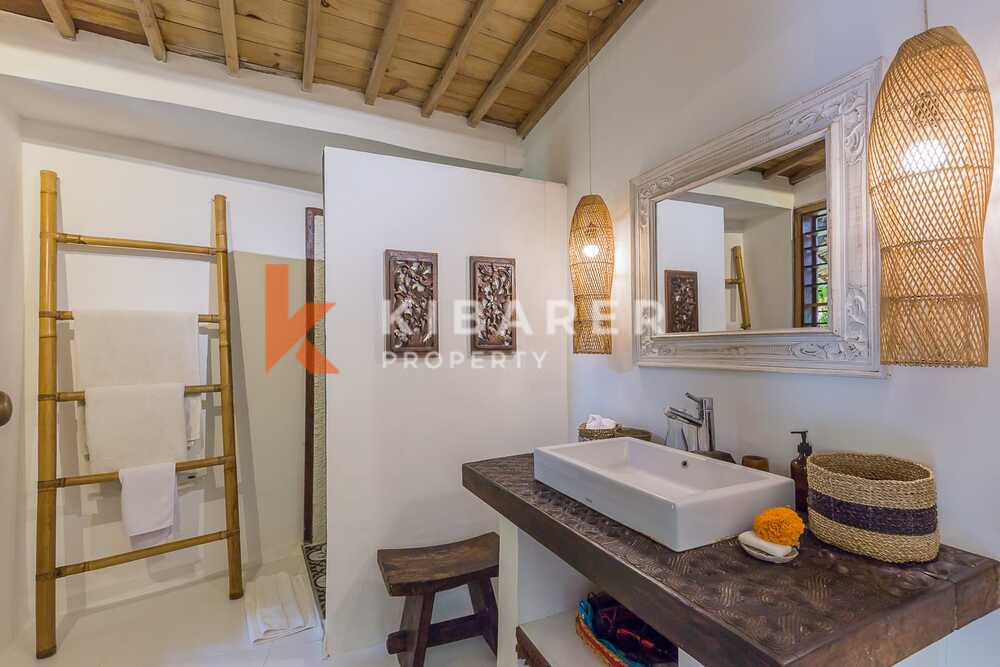 Beautiful Five-Bedroom Villa in Umalas Kerobokan — image 19