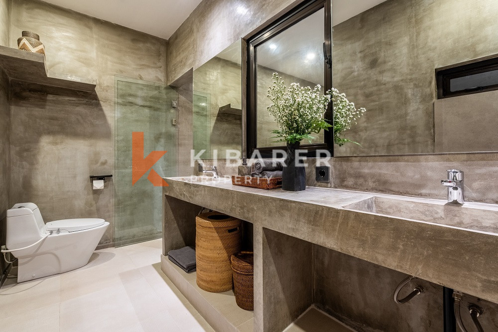 Modern Fully Furnished One-Bedroom Loft Enclosed Living in Pererenan Area — image 14