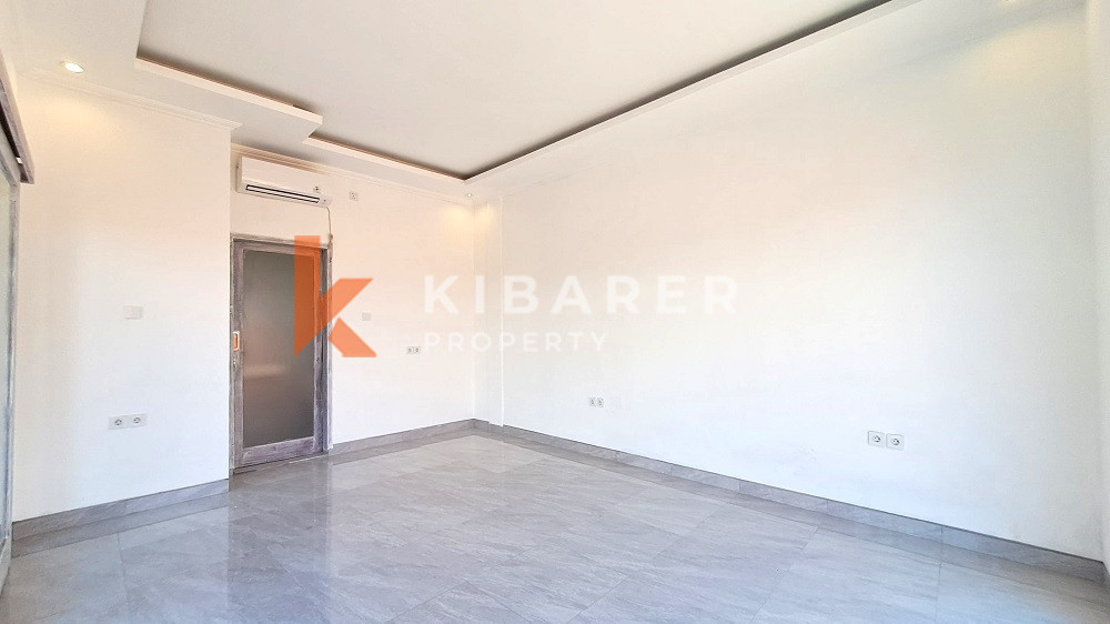 Unfurnished Three Bedroom Enclosed Living Villa Located in Canggu Area — image 6