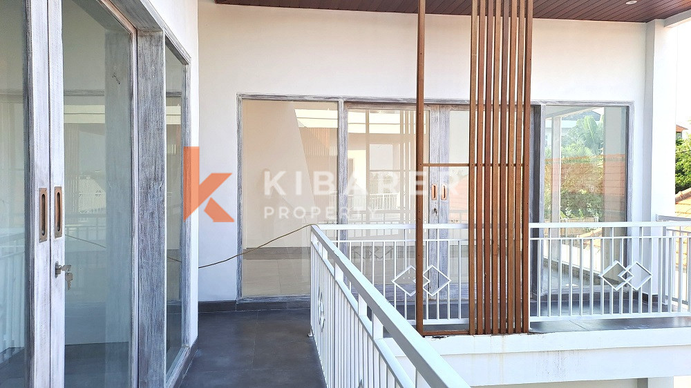 Unfurnished Three Bedroom Enclosed Living Villa Located in Canggu Area — image 11