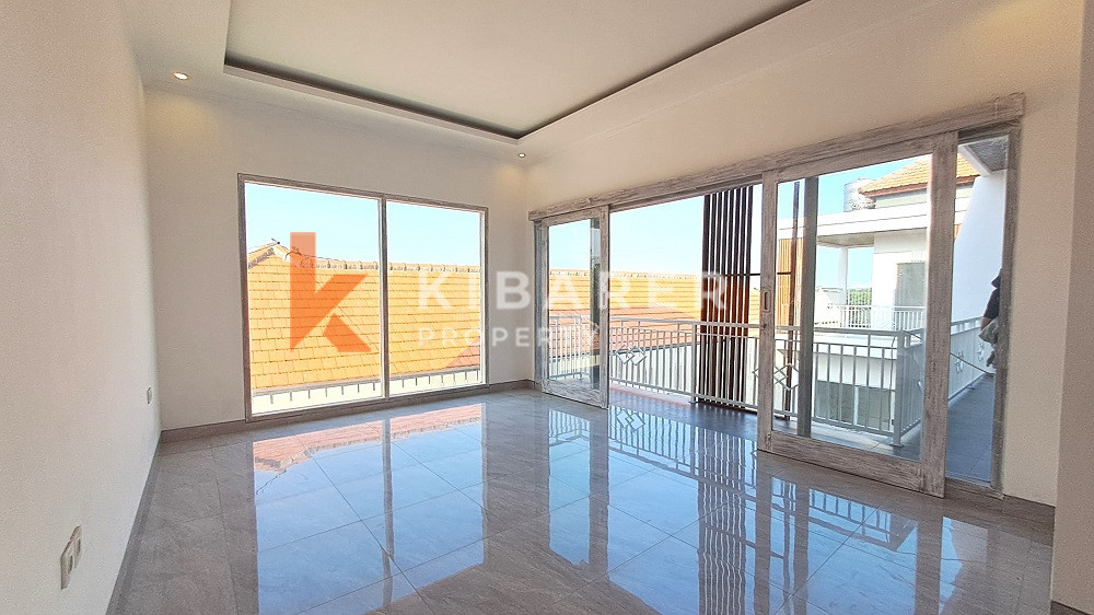 Unfurnished Three Bedroom Enclosed Living Villa Located in Canggu Area — image 7