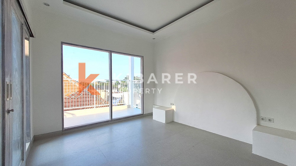 Unfurnished Three Bedroom Enclosed Living Villa with Balcony Located in Canggu Area — image 9