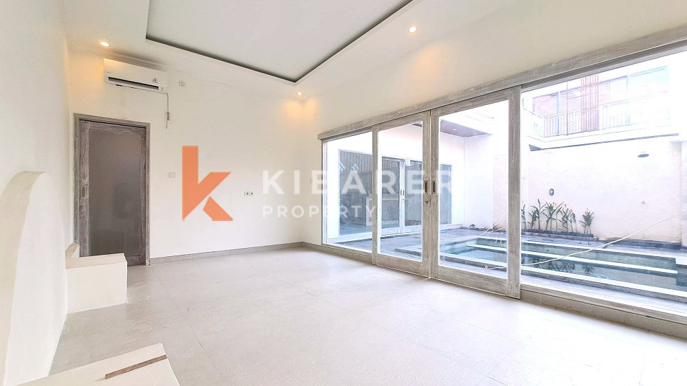Unfurnished Three Bedroom Enclosed Living Villa with Balcony Located in Canggu Area — image 2