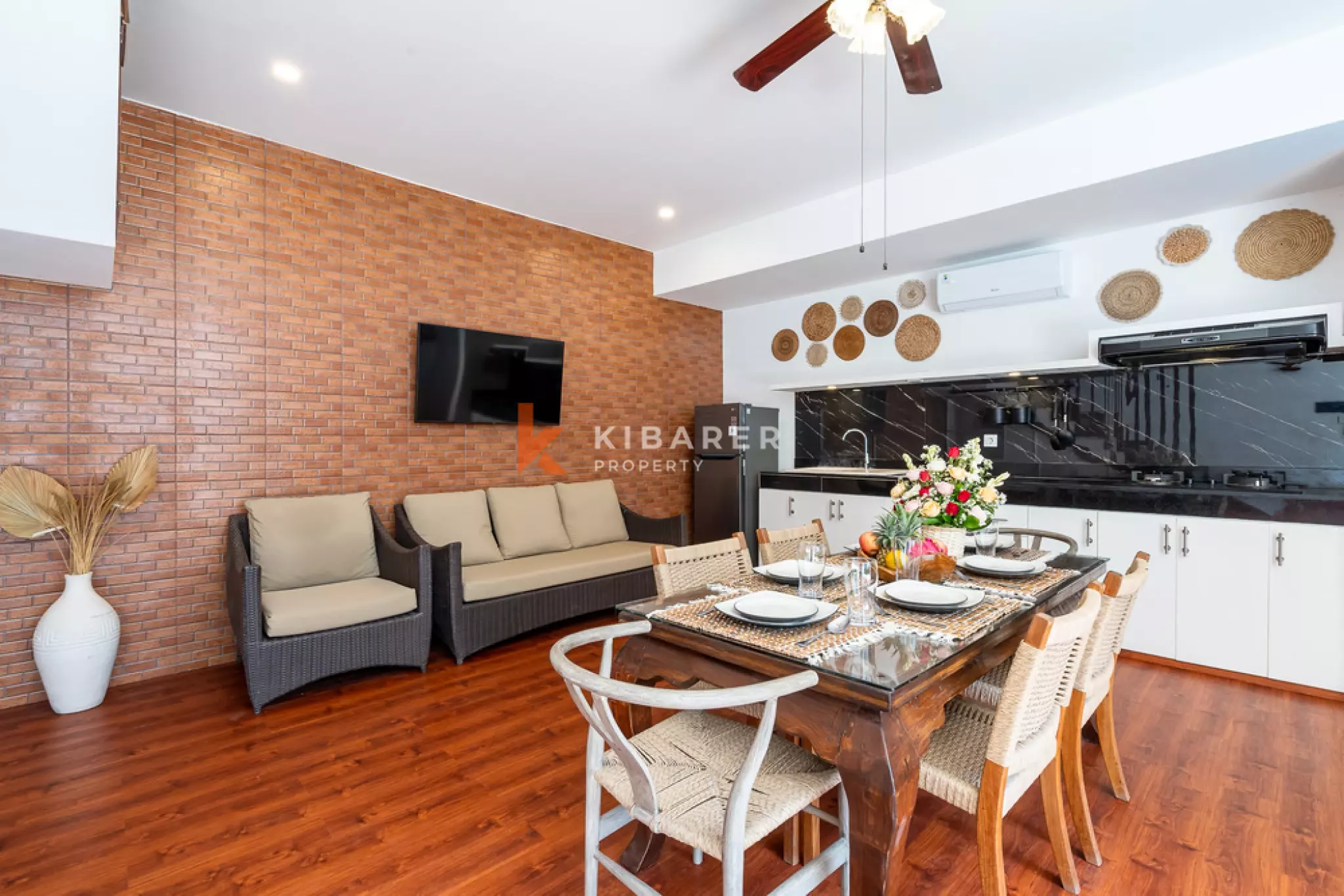 Exquisite Three-Bedroom Villa with Enclosed Living Room in Umalas — image 12