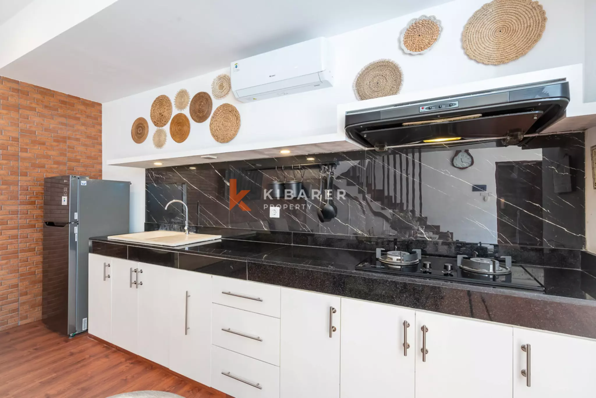Exquisite Three-Bedroom Villa with Enclosed Living Room in Umalas — image 18