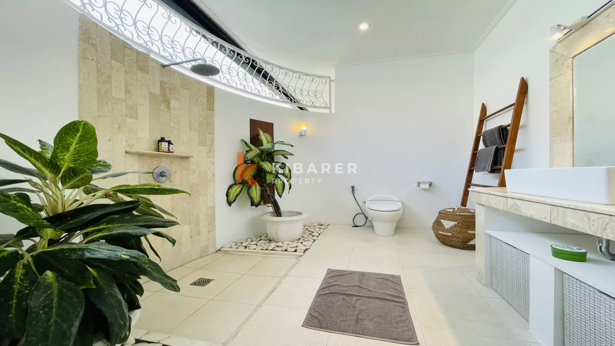 Charming Three-Bedroom Private Villa in Berawa — image 18